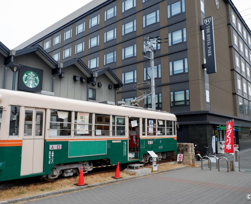 The Royal Park Hotel Kyoto Umekoji, façade de l'hôtel et locomotive ancienne de tram