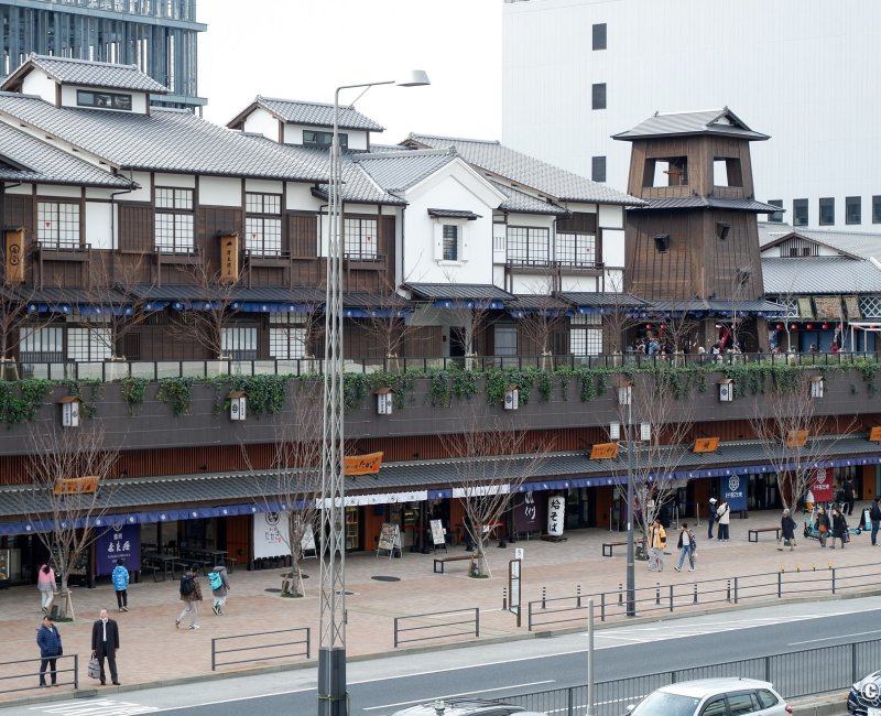 Toyosu Senkyaku Banrai (Tokyo), vue sur l'architecture traditionnelle du complexe depuis la rue
