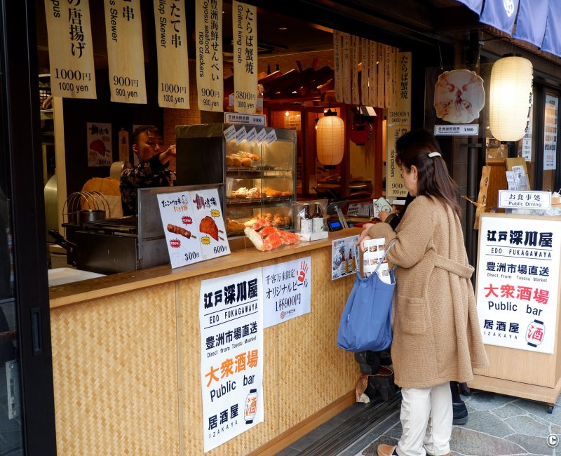 Toyosu Senkyaku Banrai (Tokyo), comptoir alimentaire le long de l'allée Menuki Odori