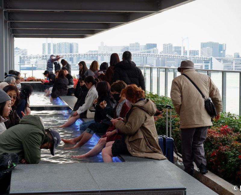 Toyosu Senkyaku Banrai (Tokyo), bain de pieds Senkyaku Banrai Ashiyu Teien sur le toit-terrasse 