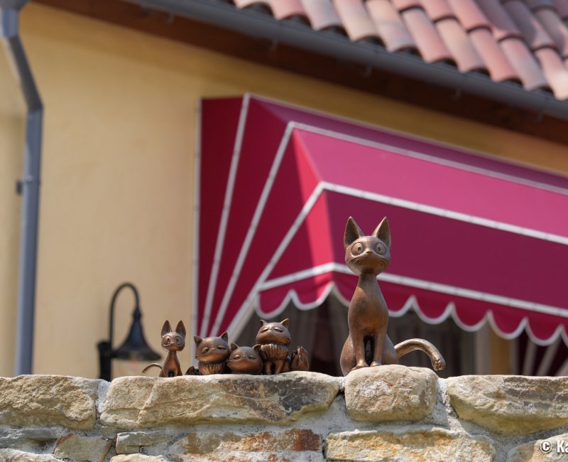 Ghibli Park (Nagoya), statues de Jiji et sa famille dans la Vallée des Sorcières Ghibli Park (Nagoya), statues de Jiji et sa famille dans la Vallée des Sorcières