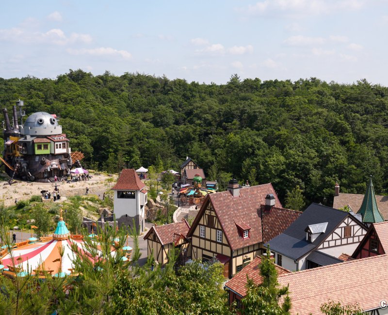Ghibli Park (Nagoya), vue sur le monde de la Vallée des Sorcières Ghibli Park (Nagoya), vue sur le monde de la Vallée des Sorcières