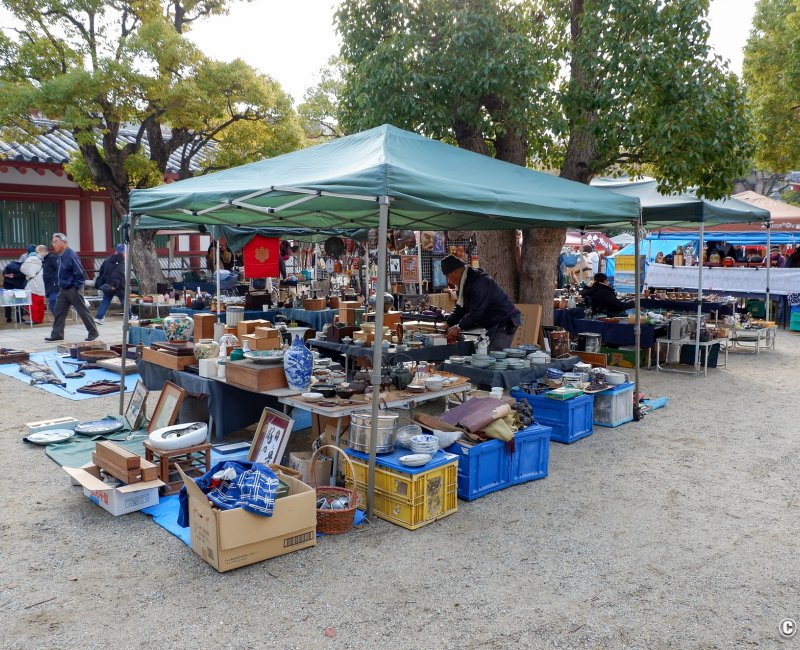 Marché aux antiquités de Shitenno-ji (Osaka), stand de céramiques et vaisselle japonaise Marché aux antiquités de Shitenno-ji (Osaka), stand de céramiques et vaisselle japonaise