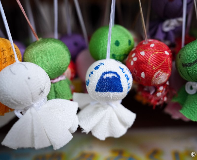 Koenji Hikawa-jinja (Tokyo), amulettes poupées Teru Teru Bozu Koenji Hikawa-jinja (Tokyo), amulettes poupées Teru Teru Bozu