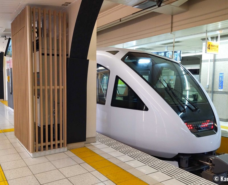 Train régional entre Asakusa et Nikko, Tobu Limited Express Spacia X, rame à quai Train régional entre Asakusa et Nikko, Tobu Limited Express Spacia X, rame à quai