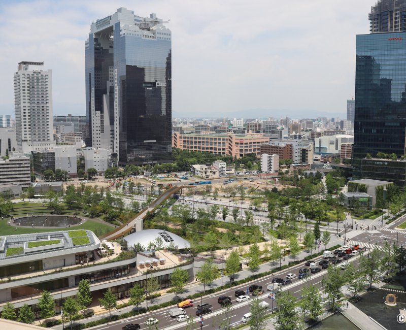 Grand Green Osaka (Umeda), vue générale sur le complexe urbain et Umeda Sky Building en toile de fond