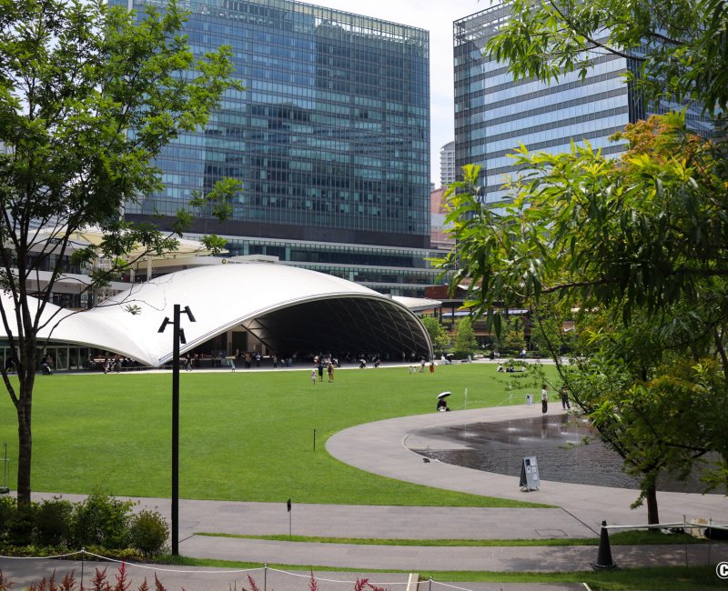 Grand Green Osaka (Umeda), vue sur le plan d'eau et l'auvent du parc Umekita en été 2