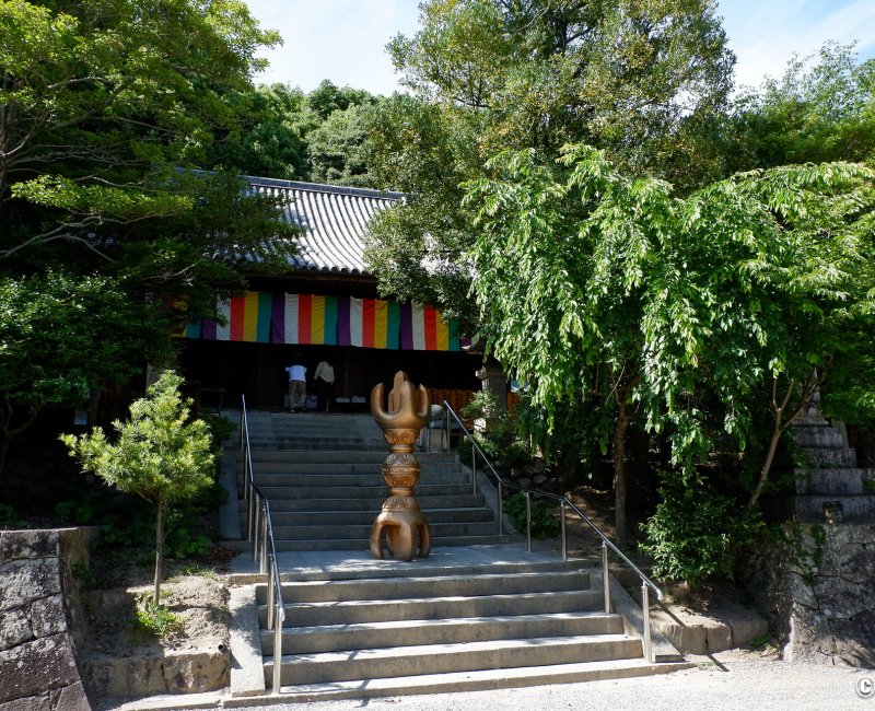 Ishite-ji (Matsuyama, Shikoku), Pavillon et symbole bouddhiste Ishite-ji (Matsuyama, Shikoku), Pavillon et symbole bouddhiste