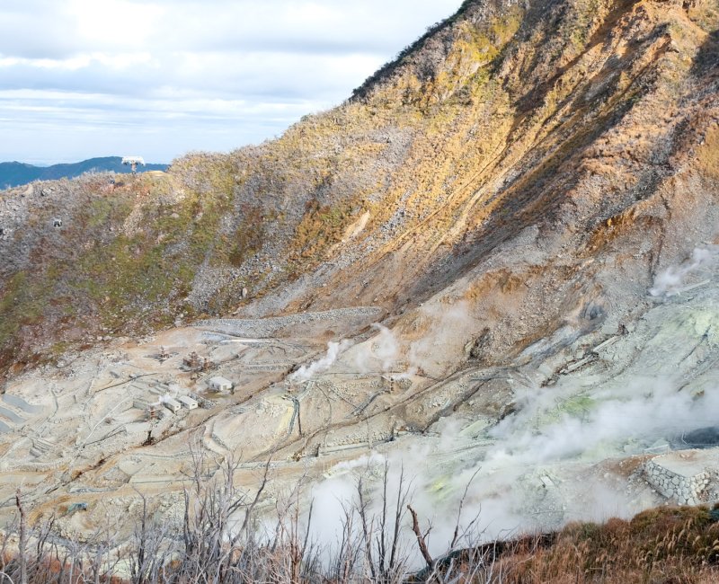 Hakone (Kanagawa), vue du téléphérique sur la vallée volcanique Owakudani Hakone (Kanagawa), vue du téléphérique sur la vallée volcanique Owakudani