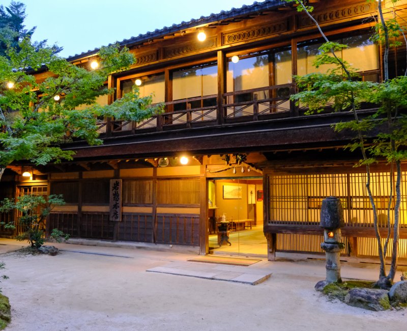 Iwaso (Miyajima), Vue extérieure du bâtiment d'accueil du ryokan à la tombée de la nuit
