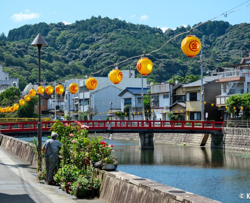 Kotohira (Takamatsu, Shikoku), sénior en train de s'occuper de ses plantes Kotohira (Takamatsu, Shikoku), sénior en train de s'occuper de ses plantes