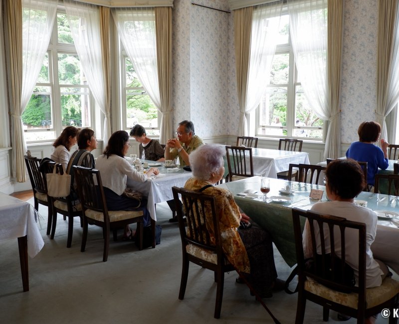 Kyu Furukawa Teien (Tokyo), séniors dans le café installé dans les jardins Kyu Furukawa Teien (Tokyo), séniors dans le café installé dans les jardins