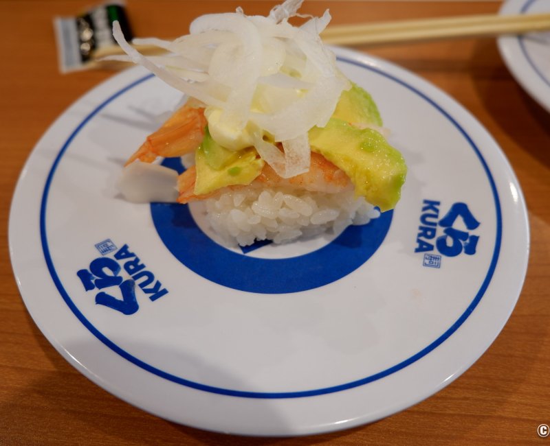 Kura Sushi, Akabane Station East Exit Store (Tokyo nord), sushi crevette avocat (Shrimp Avocado) Kura Sushi, Akabane Station East Exit Store (Tokyo nord), sushi crevette avocat (Shrimp Avocado)