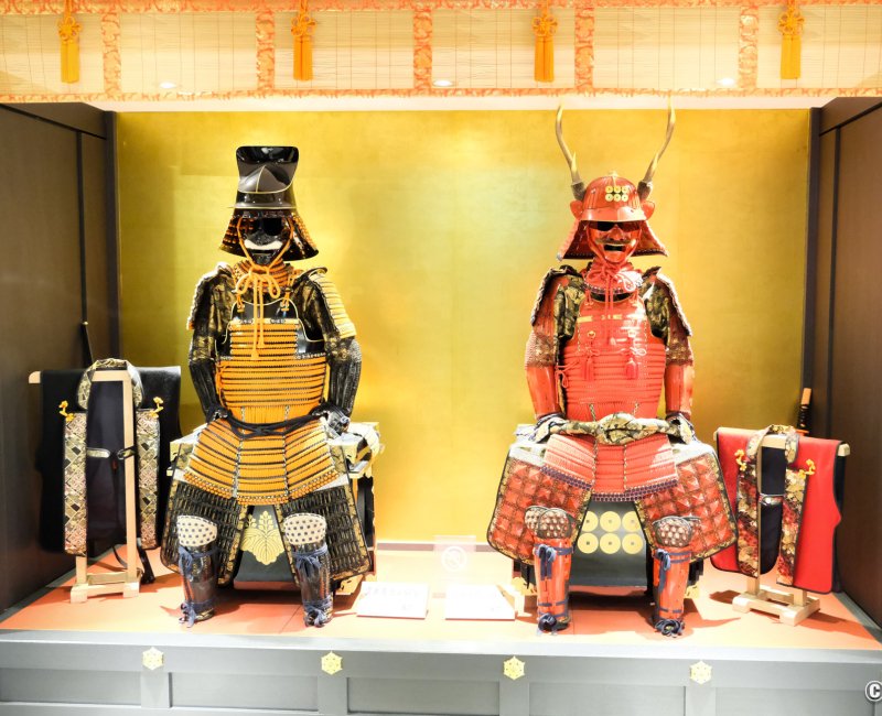 MIMARU Osaka Shinsaibashi North, décorations d'armures de samouraï à la réception de l'hôtel