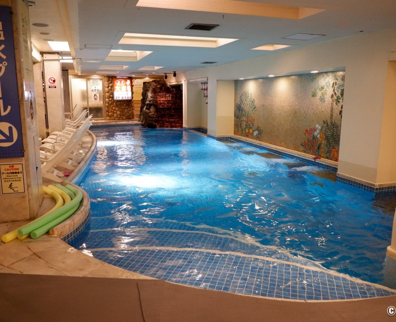 Capsule Inn Osaka (Umeda), piscine intérieure du spa New Japan Umeda Capsule Inn Osaka (Umeda), piscine intérieure du spa New Japan Umeda