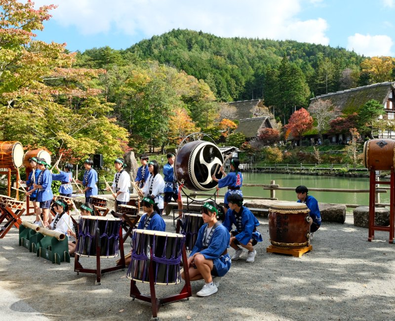 Hida no Sato (Takayama), Festival de tambour traditionnel dans le village en automne Hida no Sato (Takayama), Festival de tambour traditionnel dans le village en automne