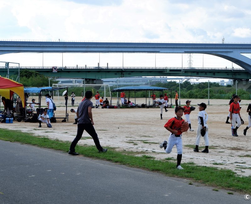 Berges Arakawa Dote (Tokyo), jeunes à l'entrainement de baseball Berges Arakawa Dote (Tokyo), jeunes à l'entrainement de baseball