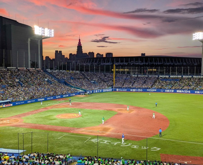 Meiji Jingu Stadium (Tokyo), match de baseball en soirée  Meiji Jingu Stadium (Tokyo), match de baseball en soirée