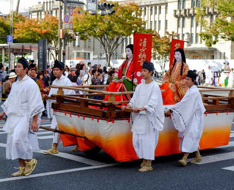 Kyoto, défilé des personnages historiques Sei Shonagon et Murasaki Shikibu lors du Jidai Matsuri Kyoto, défilé des personnages historiques Sei Shonagon et Murasaki Shikibu lors du Jidai Matsuri
