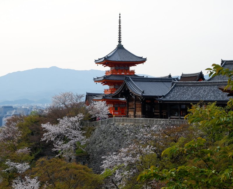 Kyoto, vue sur la ville et la pagode Sanjunoto depuis l'enceinte du temple Kiyomizu-dera Kyoto, vue sur la ville et la pagode Sanjunoto depuis l'enceinte du temple Kiyomizu-dera