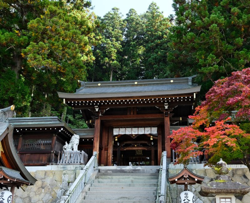 Takayama (Alpes Japonaises), sanctuaire Sakurayama Hachiman-gu à l'automne Takayama (Alpes Japonaises), sanctuaire Sakurayama Hachiman-gu à l'automne