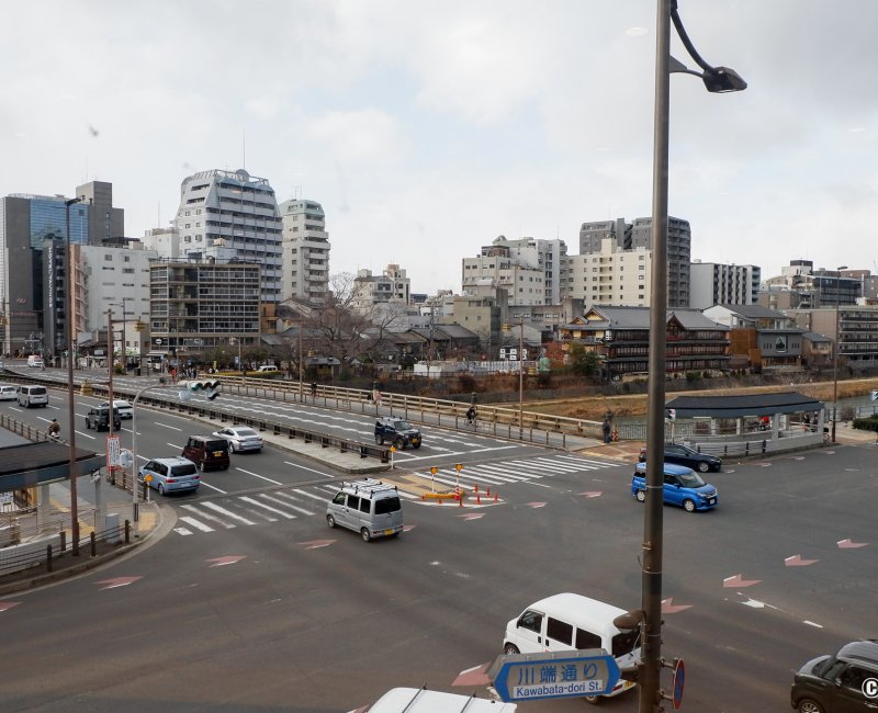 Hanbey-Fu Honten (Kyoto), vue sur la rivière Kamo-gawa depuis le café FuFuFu and...