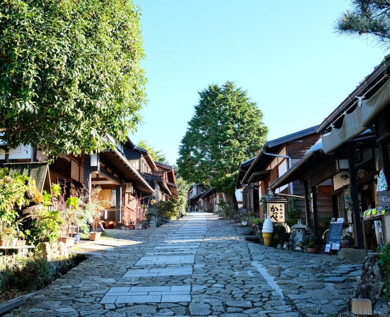 Vallée de Kiso (Alpes japonaises), route pavée sur la Nakasendo (ville-étape Magome-juku, Gifu)