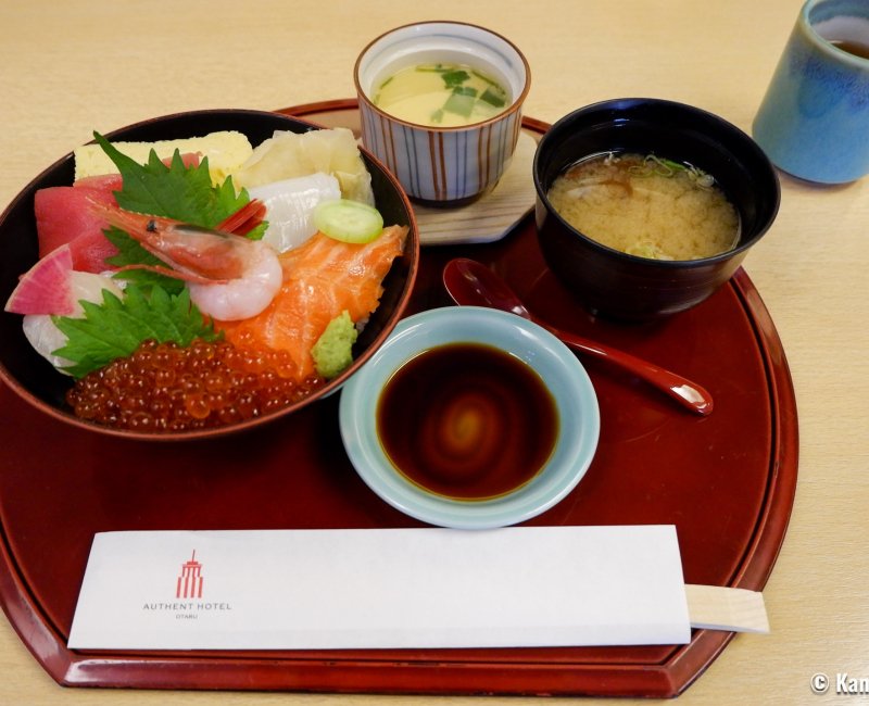 Authent Hotel Otaru (Hokkaido), bol garni de poissons et crustacés du restaurant Irifune