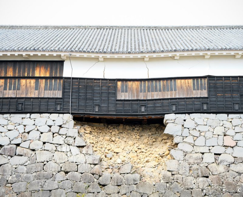 Château de Kumamoto, salle Sukiyamaru endommagée par les séismes d'avril 2016