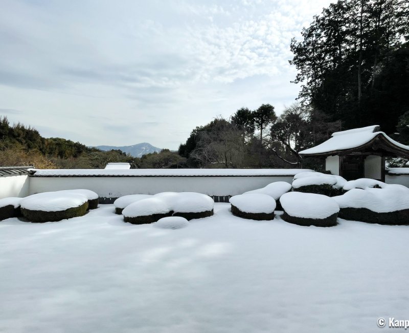 Shoden-ji (Kyoto), jardin sec du temple recouvert de neige en hiver