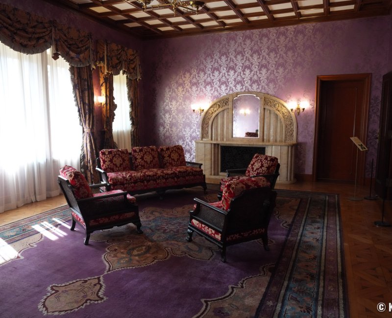 Parc Komaba (Tokyo), Vue sur un salon avec sofas dans le pavillon de style occidental Yokan