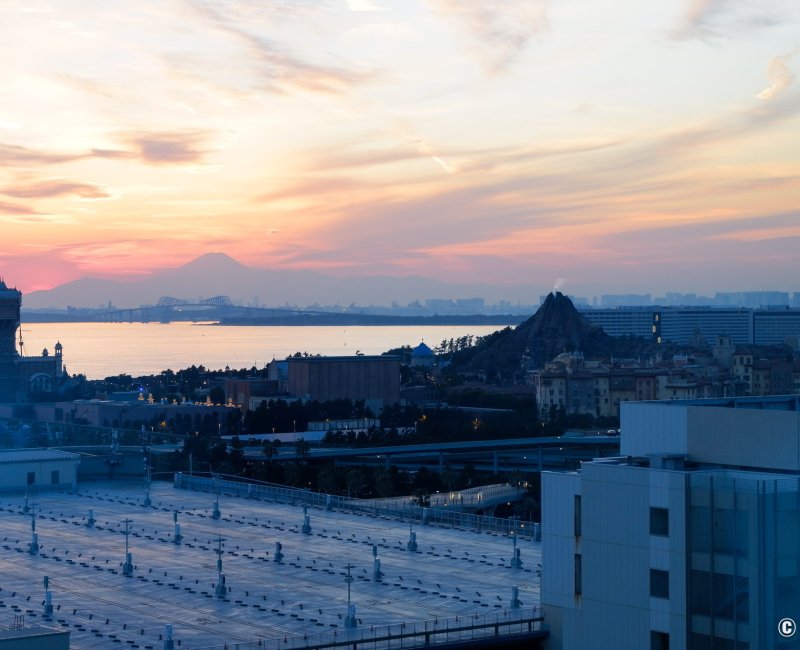 The Royal Park Hotel Maihama Resort Tokyo-Bay (Chiba), vue sur Tokyo Disney Resort et le Mont Fuji au soleil couchant depuis l'hôtel