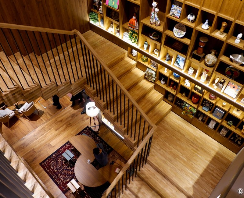 The Royal Park Hotel Maihama Resort Tokyo-Bay (Chiba), bibliothèque et grand escalier de l'hôtel