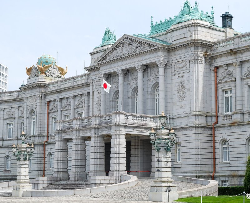 Palais impérial d'Akasaka (Tokyo), drapeau du Japon devant le bâtiment