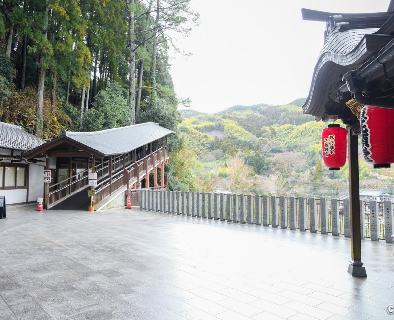Nanzo-in (Sasaguri, Fukuoka), lanternes des pavillons Ebisu-do et Daikoku-do et accès à l'esplanade du grand Bouddha couché