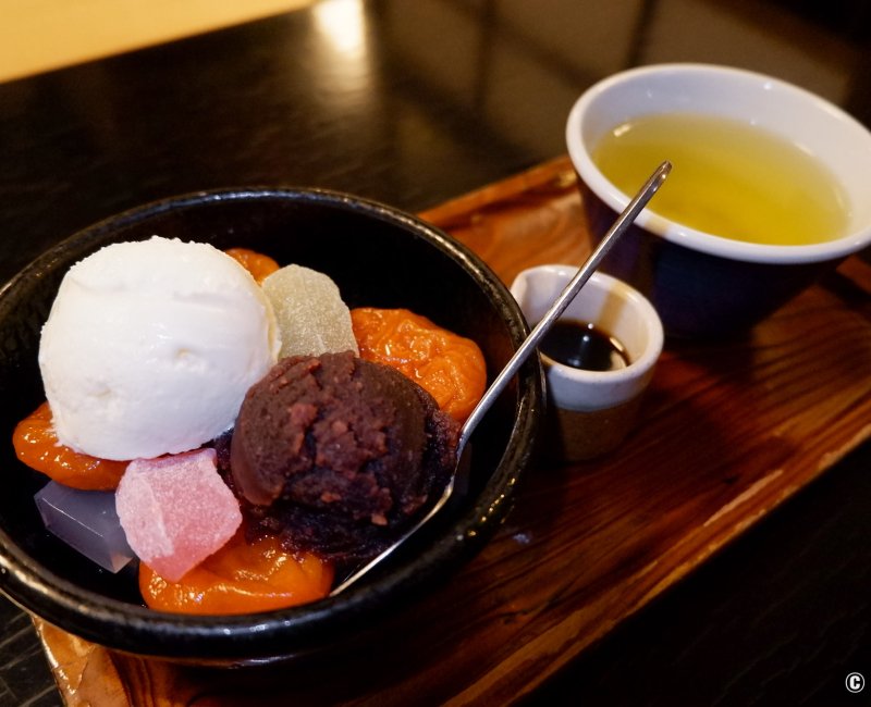  Takemura kissaten (Kanda, Tokyo), Coupe de cream anmitsu servie avec du sirop de sucre et un thé vert
