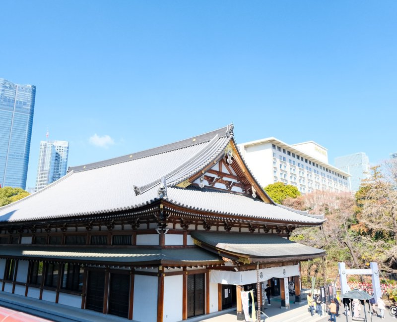 Zojo-ji à Tokyo, pavillon Ankoku-den et vue sur Tokyo Tower et les statues Jizo en arrière-plan