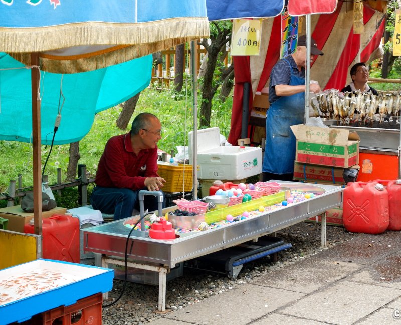 Golden Week au Japon, stands Yatai pour le Fuji Matsuri au Kameido Tenjin à Tokyo 2