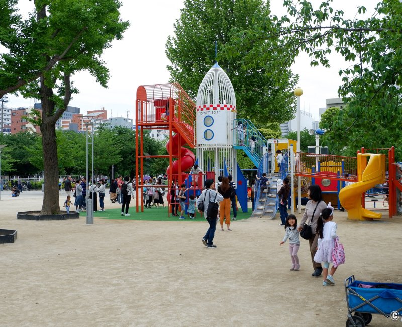 Golden Week au Japon, familles au parc près de la gare de Kinshicho à Tokyo