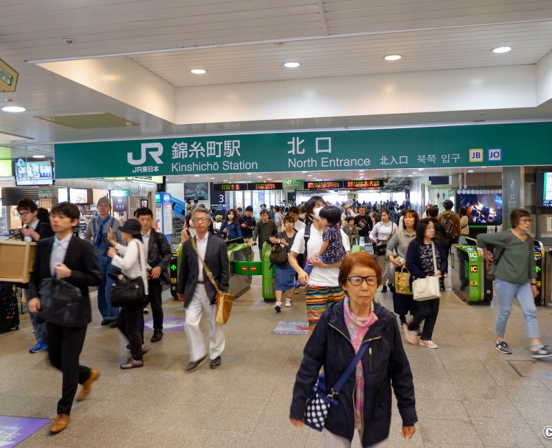 Golden Week au Japon, foule en gare de Kinshicho pour le Fuji Matsuri au Kameido Tenjin à Tokyo