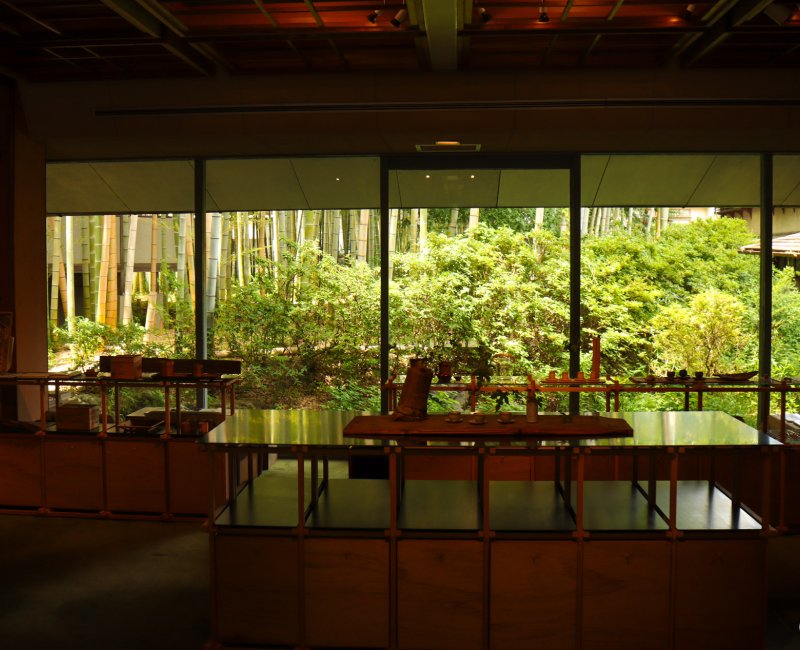 Nagaokakyo (Kyoto), Vue sur le jardin de bambous de la boutique Shop & Gallery Chikubuen 