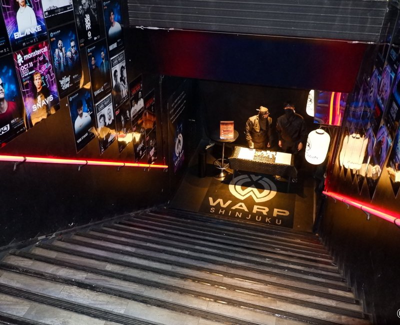 Ninja + Kabuki Tokyo (Shinjuku), Escalier descendant vers la salle de spectacle de la discothèque Warp Shinjuku