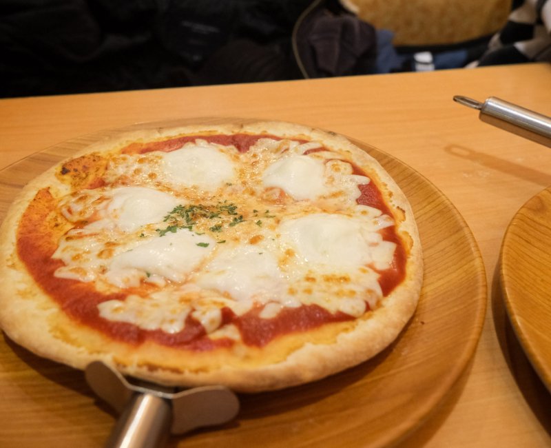 Saizeriya Ikebukuro 60F Dori No.2 (Higashi-Ikebukuro, Tokyo), pizza à la mozzarella Saizeriya Ikebukuro 60F Dori No.2 (Higashi-Ikebukuro, Tokyo), pizza à la mozzarella