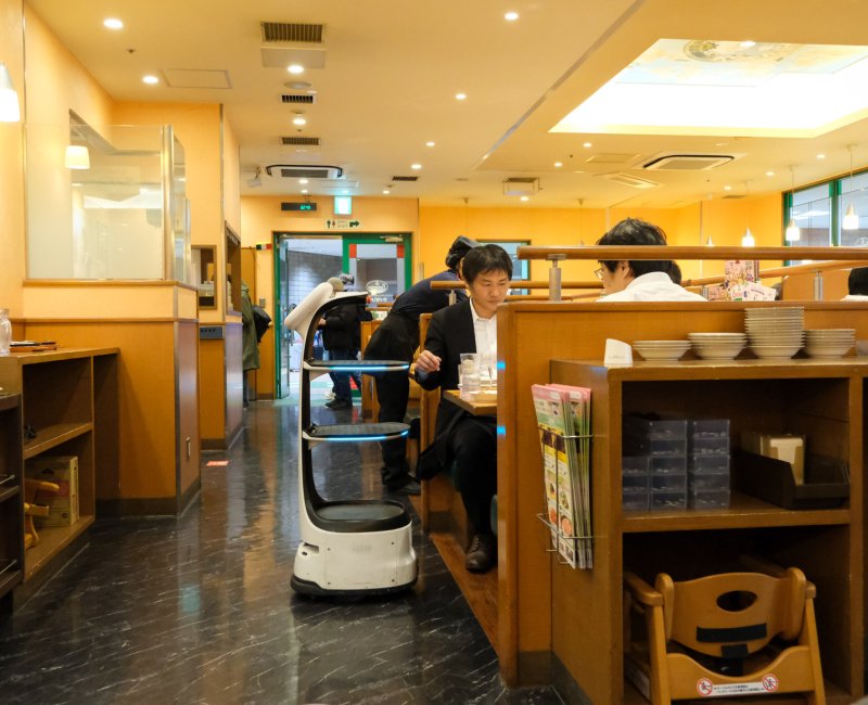 Saizeriya Nagoya Matsuoka Building (gare de Nagoya), robot serveur dans le restaurant Saizeriya Nagoya Matsuoka Building (gare de Nagoya), robot serveur dans le restaurant
