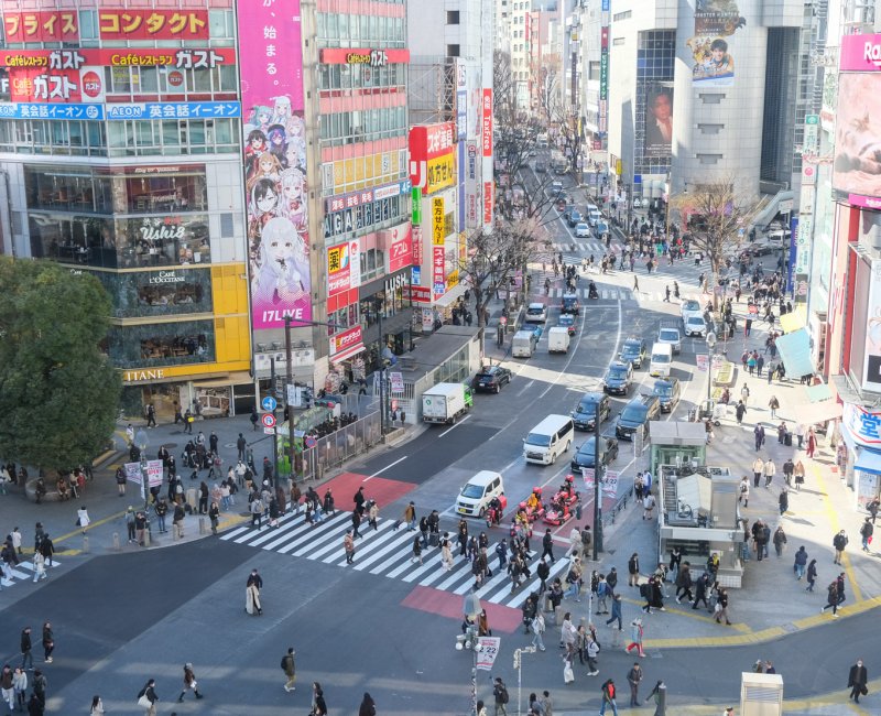Carrefour de Shibuya à Tokyo depuis le Mugiwara Store du Shibuya Magnet Carrefour de Shibuya à Tokyo depuis le Mugiwara Store du Shibuya Magnet