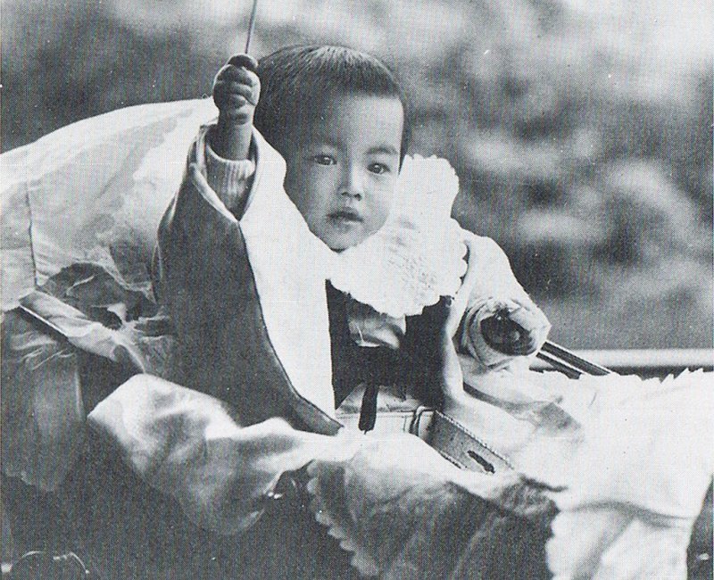 Prince Hirohito en 1902 pour ses 1 an (©Wikipedia et The Asahi Shimbun)