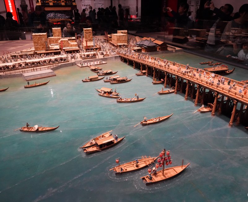 Musée Edo-Tokyo, reconstitution du pont Nihonbashi et activité fluviale à l'époque Musée Edo-Tokyo, reconstitution du pont Nihonbashi et activité fluviale à l'époque