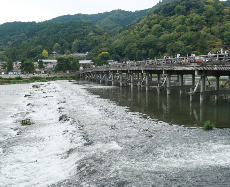 Arashiyama (Kyoto), vue sur le pont Togetsukyo Arashiyama (Kyoto), vue sur le pont Togetsukyo