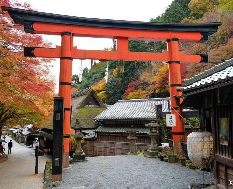 Arashiyama (Kyoto), Ichi no Torii du sanctuaire Atago-jinja sur la route préservée Saga Toriimoto Arashiyama (Kyoto), Ichi no Torii du sanctuaire Atago-jinja sur la route préservée Saga Toriimoto