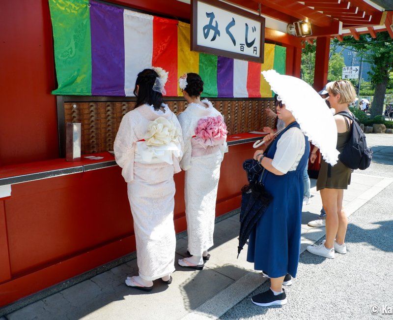 Chaleur en été au Japon, ombrelle et yukata à Asakusa à Tokyo